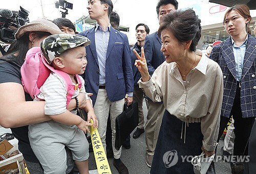 박근혜 전 대통령이 25일 대구 달성군 현풍시장을 찾아 시민들과 인사하고 있다. [대구=연합뉴스]